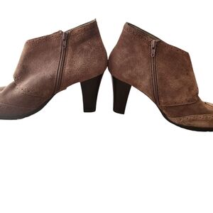 Womans's Brown Suede Boots